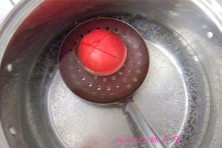 将西红柿的顶端划上十字刀口，将西红柿放在漏勺里，放入温热的水里停留1分钟后捞出，从十字刀口处开始就很轻松的将西红柿的皮剥下来。