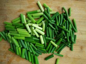 蒜薹洗净淋干水分切成小段儿备用