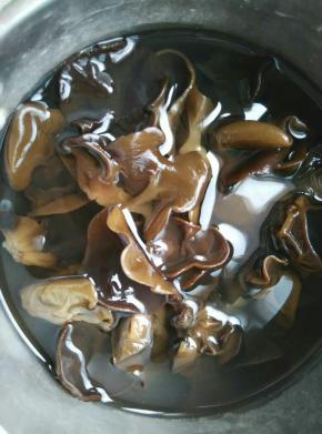木耳提前用温水泡发好，去根洗净备用