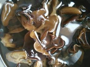 木耳提前用温水泡发好，去根洗净备用