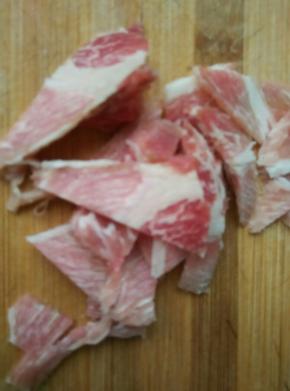 肉洗净，切薄厚适中的小片备用