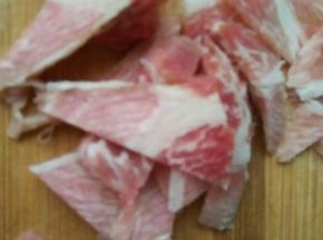 肉洗净，切薄厚适中的小片备用