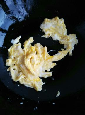 锅里发少许油，把鸡蛋煎7分熟盛出