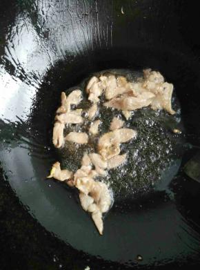 锅里放少许油，小火。下肉片翻炒