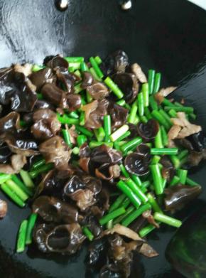 炒至肉片发白，加入蒜薹和木耳。大火翻炒，这时滴少量白醋。最后加入鸡蛋，放盐和十三香再翻炒几下。临出锅前放一点酱油即可
