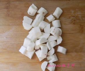 将山药去皮切小块；