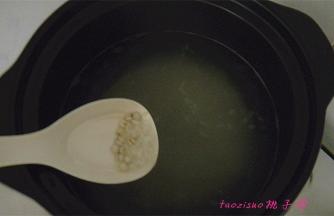 砂锅内倒入多半锅水，水煮开后，倒入大米、薏米；