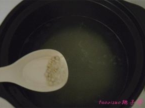 砂锅内倒入多半锅水，水煮开后，倒入大米、薏米；