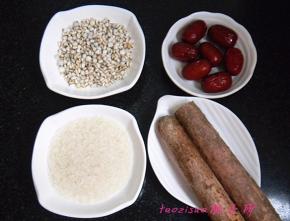 准备原料，提前将薏米、小枣浸泡（提前2个小时浸泡）；