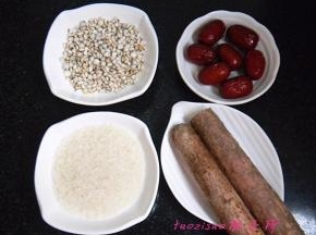 准备原料，提前将薏米、小枣浸泡（提前2个小时浸泡）；