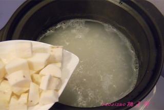 大米、薏米煮至要开花时，倒入山药块；