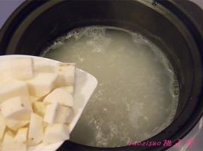 大米、薏米煮至要开花时，倒入山药块；