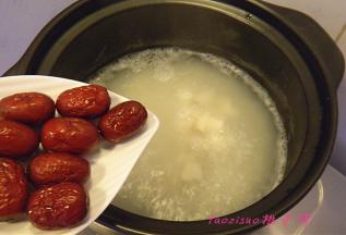 待山药煮至八分熟事再倒入小枣；