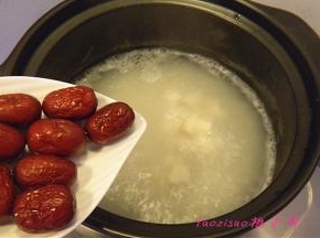 待山药煮至八分熟事再倒入小枣；