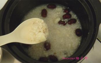 待汤汁收浓，山药和大米、薏米软烂即可关火。