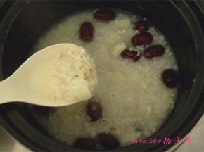 待汤汁收浓，山药和大米、薏米软烂即可关火。