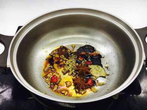 关火，放入生抽和老抽，用余温爆出酱香味。