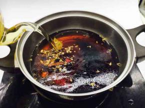 放入煮好的茶水，开大火煮开。