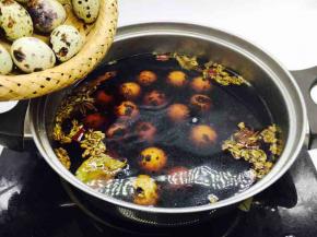 放入磕出裂痕的鹌鹑蛋