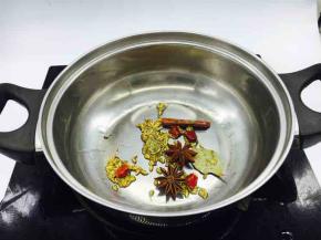 锅里放少许油，油3成热时放入香料爆出香味。