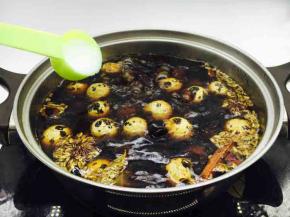 放入2勺盐，2粒冰糖，大火煮开，小火煮5分钟即可。