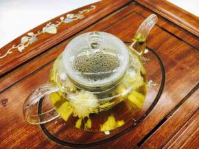 煮茶：水开后放入茉莉花茶，煮10分钟，然后放入菊花茶，泡5分钟。