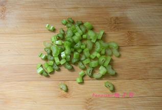 选取芹菜杆，洗净切小粒；