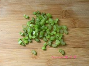 选取芹菜杆，洗净切小粒；