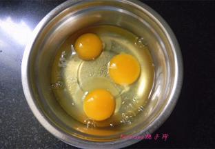将鸡蛋打入碗中；