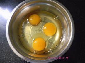将鸡蛋打入碗中；