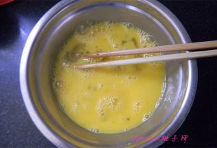 搅打均匀，待用；