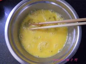 搅打均匀，待用；