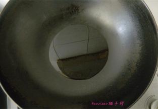炒锅里放入食用油；