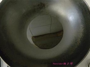 炒锅里放入食用油；