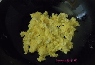 油温五成热，倒入蛋液快速搅散至蛋液炒熟；