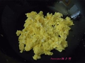 油温五成热，倒入蛋液快速搅散至蛋液炒熟；