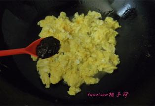 倒入少半碗的热水，再加入1小勺豆瓣酱，炒匀；