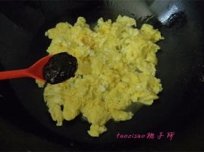 倒入少半碗的热水，再加入1小勺豆瓣酱，炒匀；