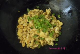 再放入切好的芹菜粒，翻炒均匀即可。