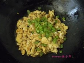 再放入切好的芹菜粒，翻炒均匀即可。