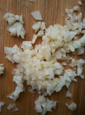 蒜瓣切成蒜末备用