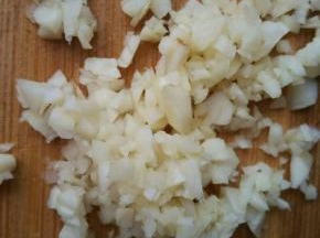 蒜瓣切成蒜末备用