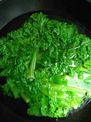 锅里放清水大火烧开把生菜放进去灼一下