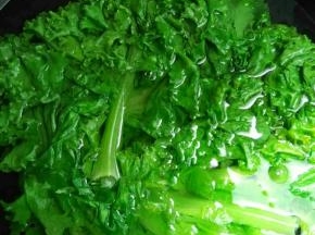 锅里放清水大火烧开把生菜放进去灼一下