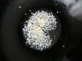 锅里放适量的油小火加入蒜末翻炒