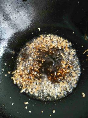 炒出蒜香时加入蚝油继续翻炒