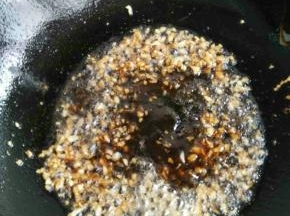 炒出蒜香时加入蚝油继续翻炒