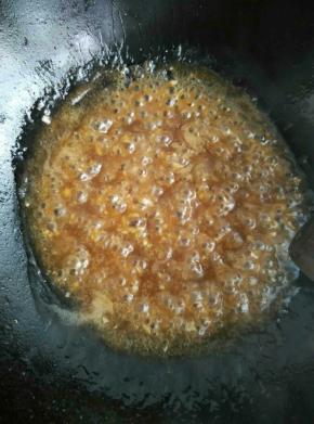 加入水淀粉，糖，白醋，酱油，熬至粘稠状关火