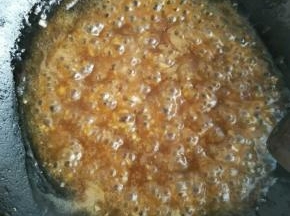 加入水淀粉，糖，白醋，酱油，熬至粘稠状关火