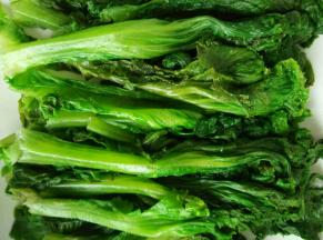 生菜捞出攥干水分摆盘